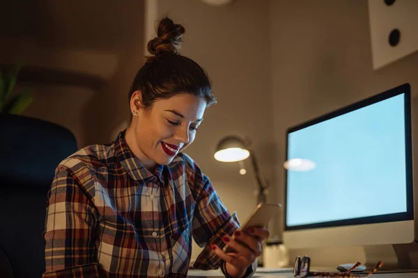 Close Photo Young Businesswoman Using Her Mobile Phone Late Night — Stock Photo, Image