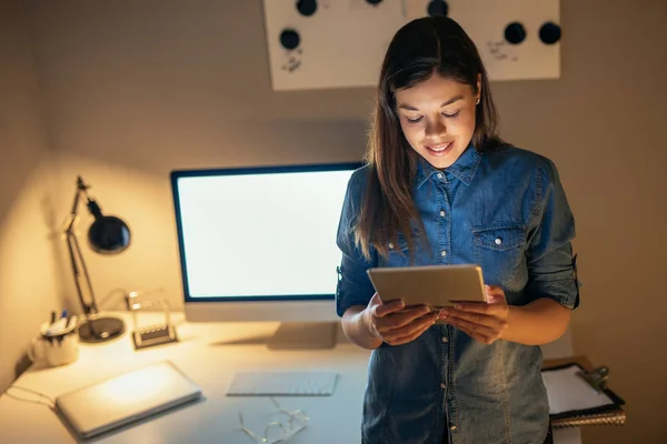 Porträtt Affärskvinna Som Arbetar Digital Tablett Kontoret Sent Natten — Stockfoto