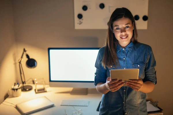 Retrato Una Mujer Negocios Trabajando Una Tableta Digital Oficina Altas — Foto de Stock