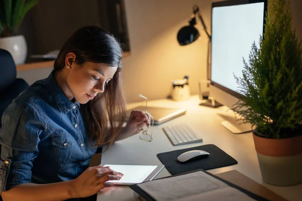 Foto Van Een Tevreden Jonge Vrouw Thuis Werken Het Gebruik — Stockfoto