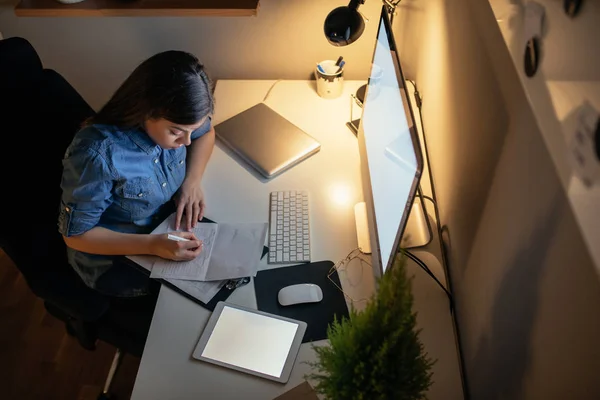 Shot Van Bovenaf Van Een Jonge Vrouw Die Werkt Avonds — Stockfoto