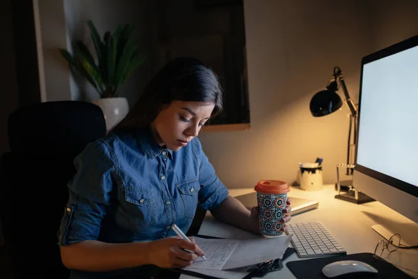 Prise Vue Une Jeune Femme Travaillant Tard Soir Buvant Café — Photo