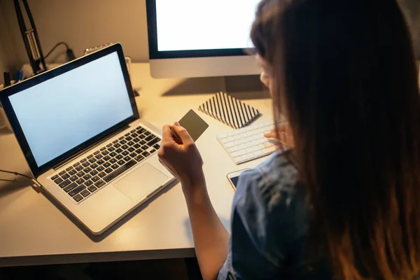 Achteraanzicht Van Een Vrouw Onlinetransacties Laat Avond — Stockfoto