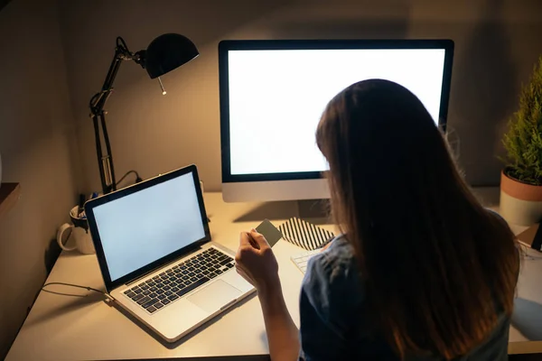 Achteraanzicht Van Een Vrouw Onlinetransacties Laat Avond — Stockfoto