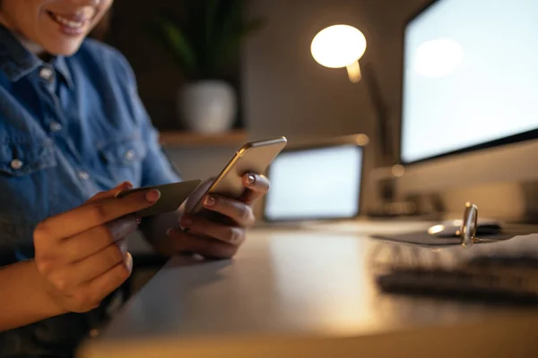 Mujer Satisfecha Pagando Con Tarjeta Crédito Través Del Teléfono Móvil —  Fotos de Stock