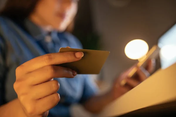 Foto Uma Jovem Mulher Segurando Cartão Crédito Pagando Por Telefone — Fotografia de Stock