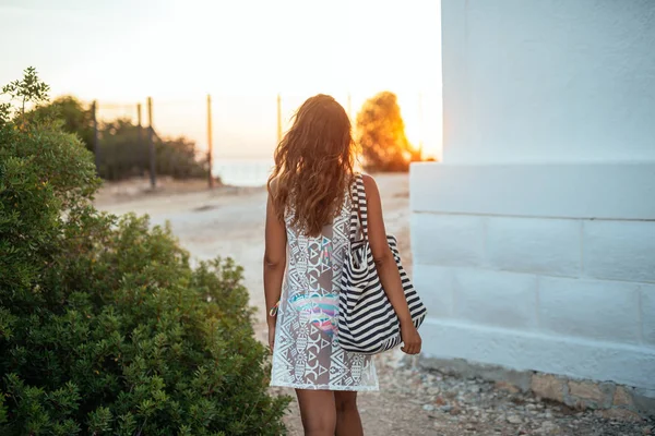 Young Female Walking Sunrise Coast Carrying Bag — Stock Photo, Image