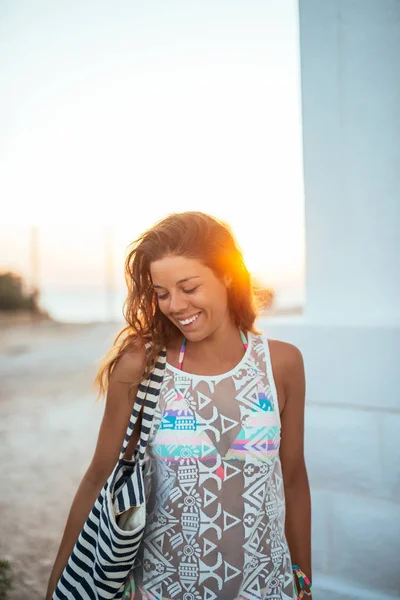 Atrakcyjna Kobieta Uśmiechając Się Zachód Słońca Pobliżu Wybrzeża — Zdjęcie stockowe