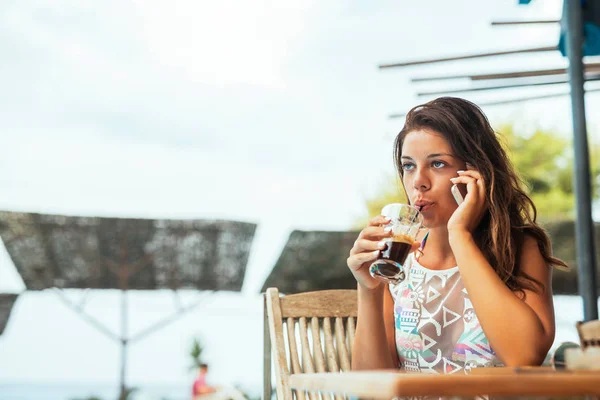 Ritratto Una Giovane Donna Che Parla Telefono Beve Cocktail Una — Foto Stock