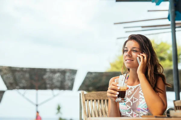 Портрет Красивой Женщины Наслаждающейся Летними Каникулами Разговаривающей Телефону Кафе — стоковое фото
