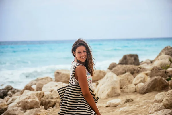 Женщина Позирует Пляже Сумкой Отдыхе — стоковое фото