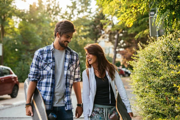 Gelukkige Paar Genieten Van Een Wandeling Bij Lange Boord — Stockfoto