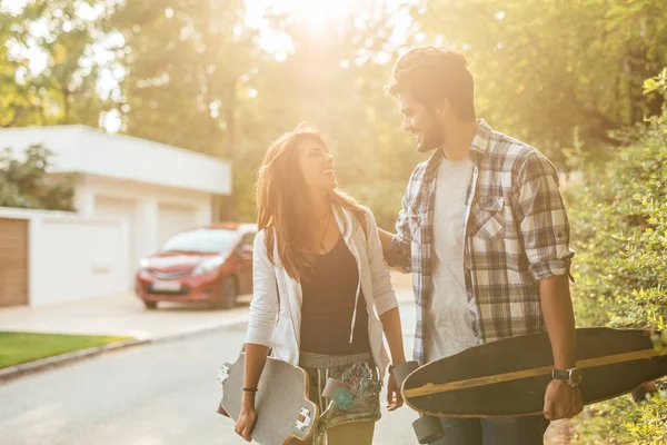 Jonge Skateboarden Paar Genieten Van Tijd Samen Doorbrengen Een Datum — Stockfoto