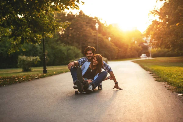 Portrait Complet Couple Heureux Appréciant Passer Temps Ensemble Skateboard Coucher — Photo