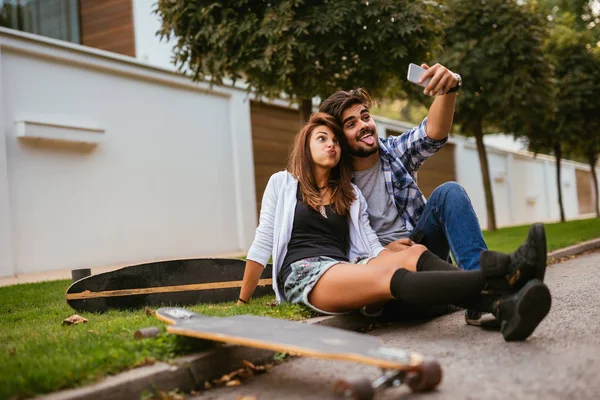 Νεαρά Εφηβική Ζευγάρι Κάνει Μια Selfie Εξωτερικούς Χώρους — Φωτογραφία Αρχείου