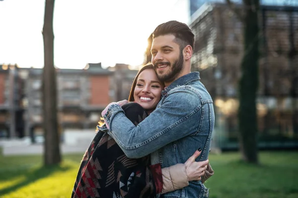 Photo Couple Heureux Embrassant Dans Rue — Photo