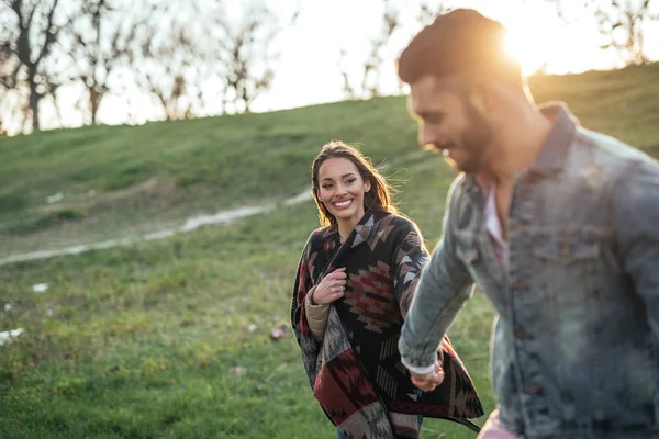 Casal Apaixonado Desfrutando Passeio Dia Ensolarado Primavera — Fotografia de Stock