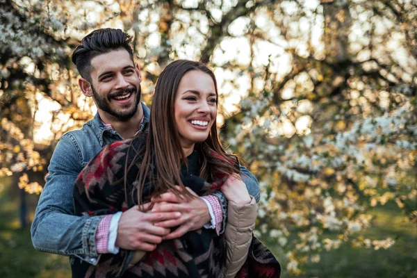 Portréja Egy Pár Átölelve Parkban Tavasszal Közelről — Stock Fotó