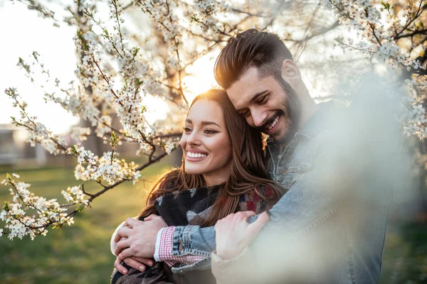 Close Photo Young Couple Enjoying Park Sunset — Stock Photo, Image