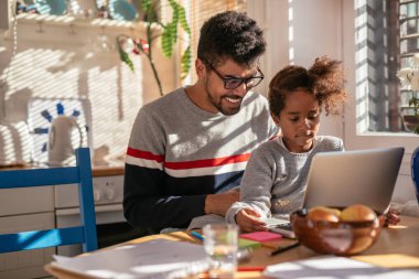 Baba ve kızı birlikte evde bilgisayar kullanma.