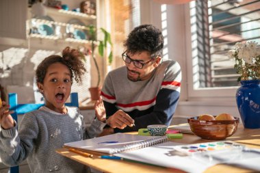 Portre bir baba ve kızı çizim ve evde birlikte vakit eğleniyor. 