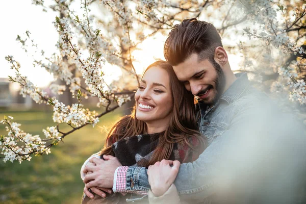 Close Photo Couple Enjoying First Sings Spring Park — Stock Photo, Image