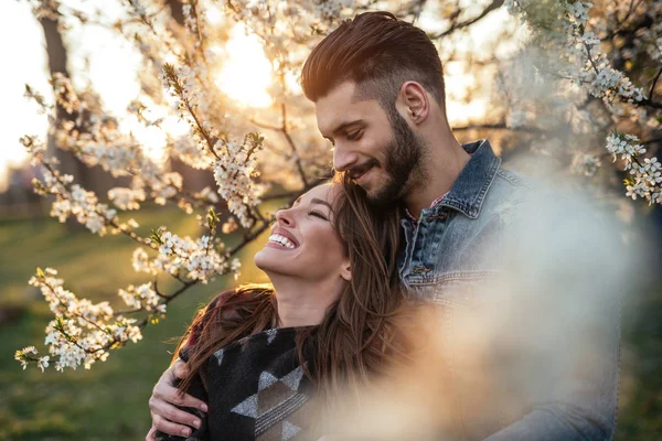 Photo Couple Enjoying Park Sunset Man Embracing His Girlfriend Both — Stock Photo, Image