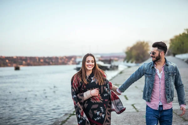 Lövés Egy Gyönyörű Pár Gyaloglás Birtoklás Egy Idő Szabadban — Stock Fotó