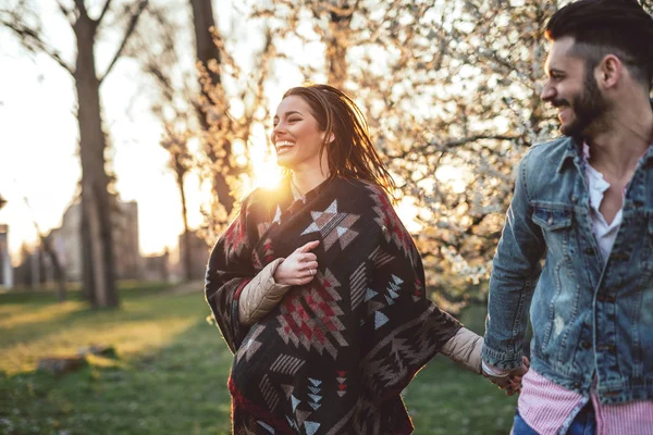 Foto Jovem Casal Divertindo Parque Pôr Sol — Fotografia de Stock