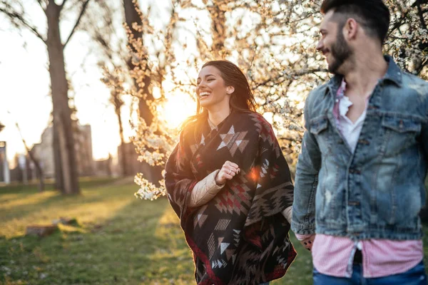 Encantador Casal Desfrutando Paraíso Primavera Parque Pôr Sol — Fotografia de Stock