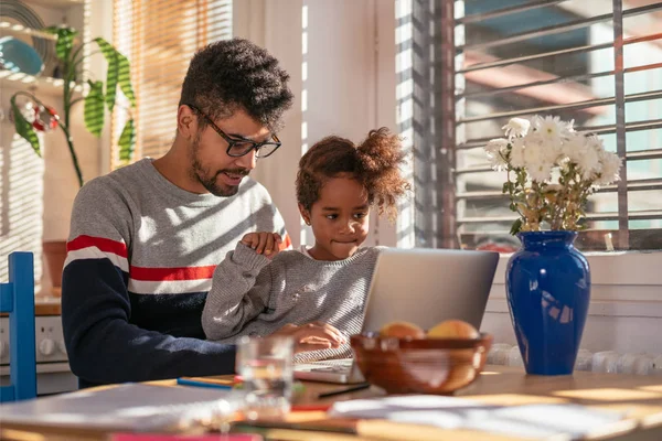 Porträtt Far Och Dotter Kul Datorn Sitter Vid Bordet — Stockfoto