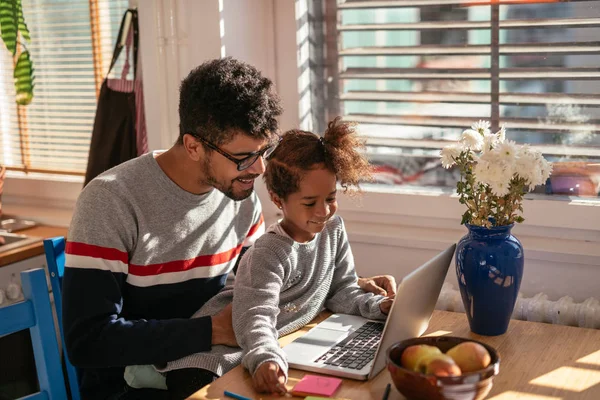 Foto Pai Filha Americanos Brincando Computador Dentro Casa Ela Está — Fotografia de Stock