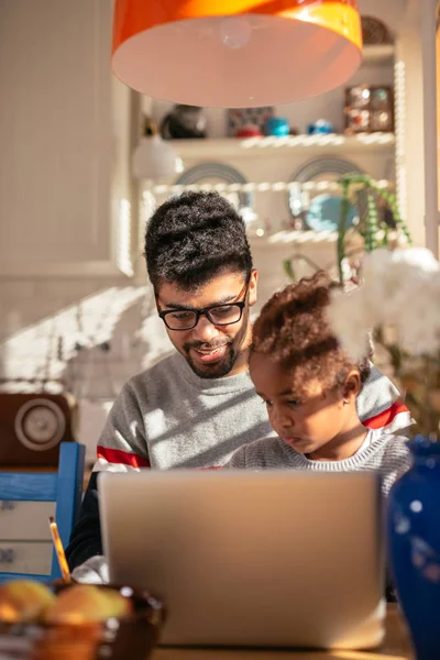 Papá Hija Aprendiendo Juntos Una Computadora — Foto de Stock