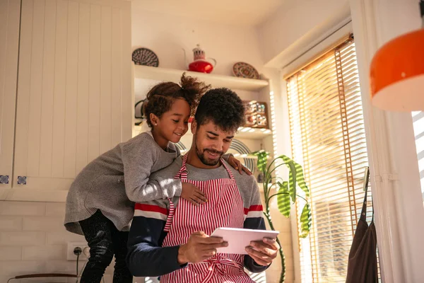 Papá Hija Encontrando Recetas Una Tableta Juntos —  Fotos de Stock