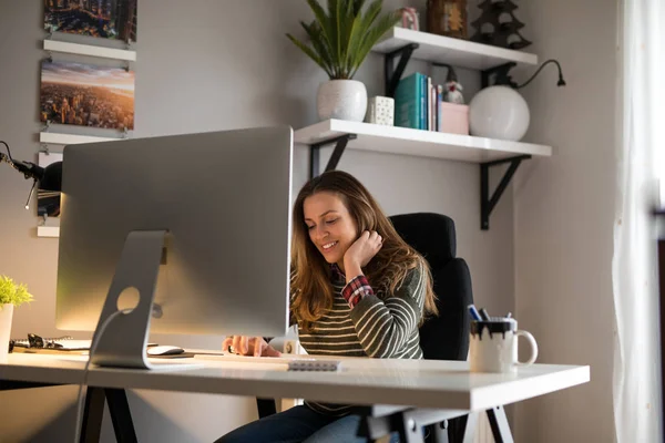 Zakenvrouw Werken Een Computer Thuis — Stockfoto