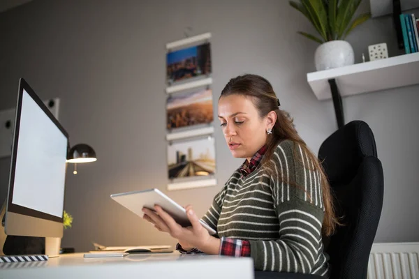 Prise Vue Une Femme Occupée Travaillant Maison Aide Une Tablette — Photo