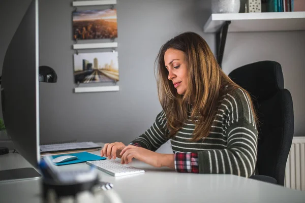 Shot Van Een Jonge Zakenvrouw Die Een Computer Werkt — Stockfoto