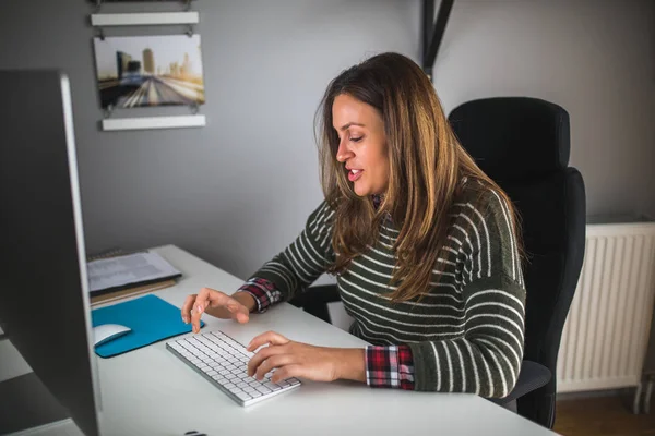 Foto Voor Een Zakenvrouw Die Werken Een Computer Het Kantoor — Stockfoto