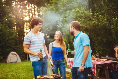 İçecekler Barbekü birlikte yaparken zevk arkadaş