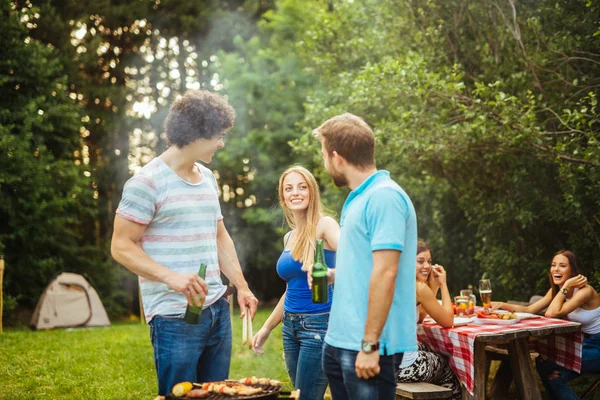 Amigos Desfrutando Bebidas Enquanto Fazem Churrasco Juntos — Fotografia de Stock