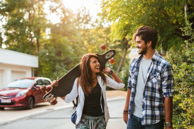 Bir tarihte zaman geçirmekten zevk gülümseyen genç kaykay birkaç fotoğrafı.