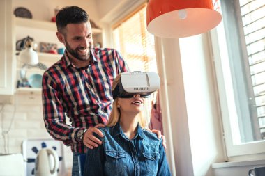 Sanal gerçeklik kulaklığı kullanan kadın. 