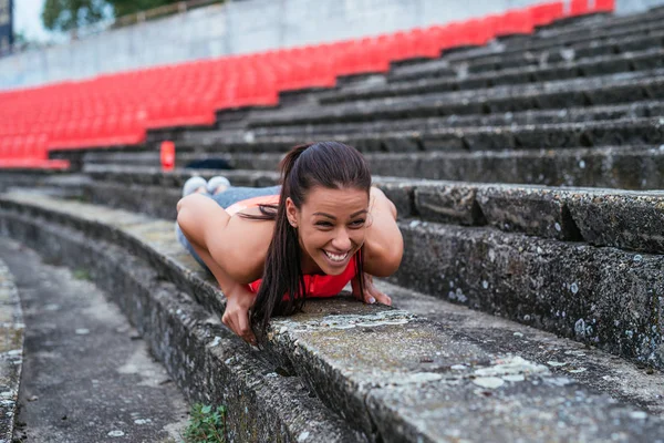 Vonzó Során Push Ups Szabadban — Stock Fotó