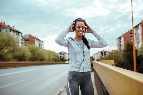 Tournage Une Athlète Femme Écoute Musique Plein Air — Photo