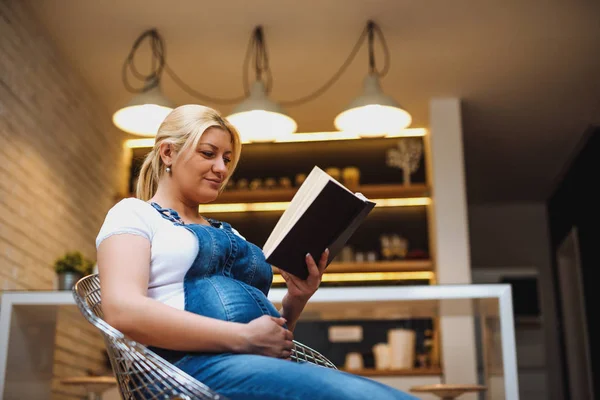 Porträt Einer Schwangeren Frau Die Ein Buch Liest Und Dabei — Stockfoto
