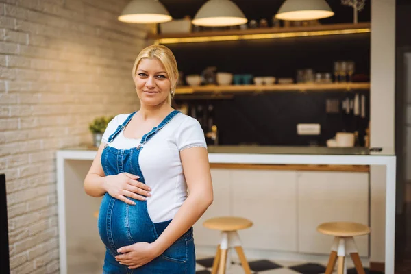 Retrato Una Mujer Embarazada Feliz Sosteniendo Vientre Apartamento — Foto de Stock