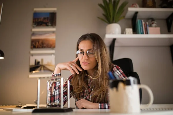 Junge Wissenschaftlerin Arbeitet Büro Newtons Wiege — Stockfoto