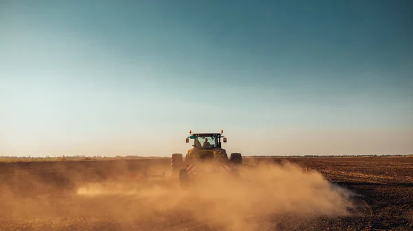 Traktor Bereitet Land Für Die Aussaat Frühjahr Vor — Stockfoto