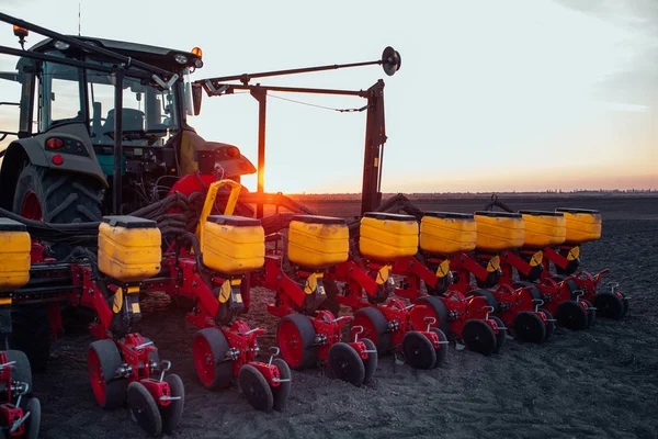 Trattore Che Lavora Terreni Agricoli Tramonto — Foto Stock