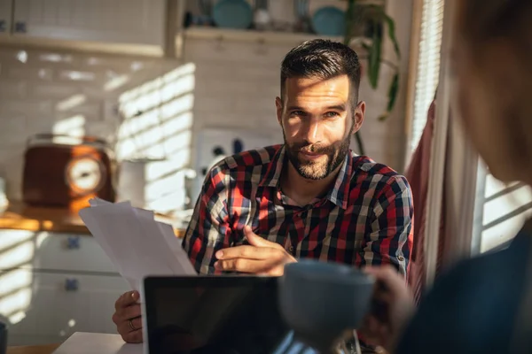 Giovane Coppia Che Lavora Casa Con Caffè Del Mattino Uomo — Foto Stock